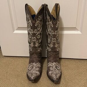 CORRAL cowboy boots. White stitch design. Registered size 9